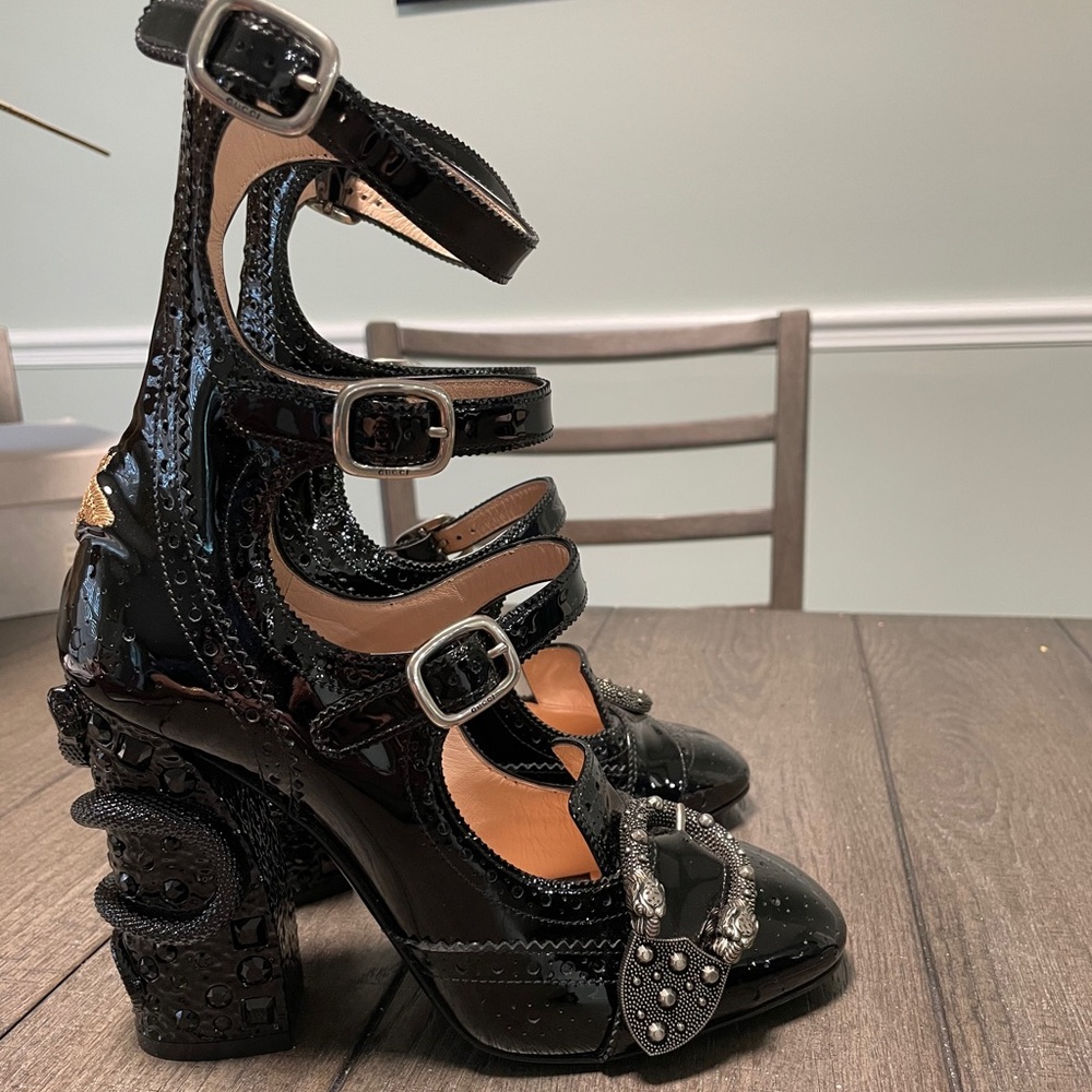 GUCCI PATENT LEATHER EMBELLISHED PUMPS - Picture 8 of 11